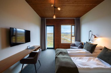 İzlanda 'daki çevre yolunda bulunan Fosshotel Myvatn' da bir odanın içinde.