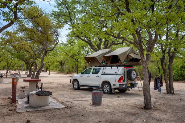 Tent located on the roof of a pickup 4x4 car in a camp in Etosha National Park — 图库照片