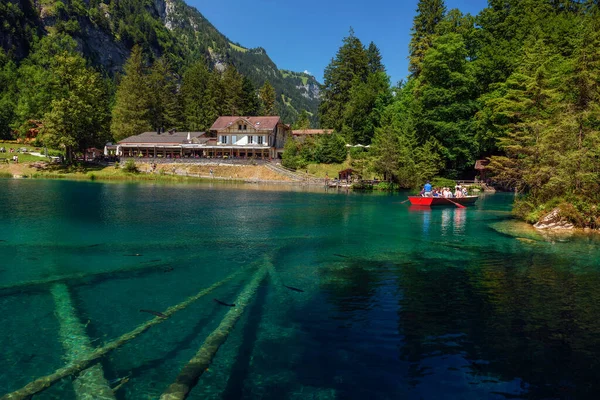 Tourisme en bateau sur le lac Blausee en Suisse — Photo