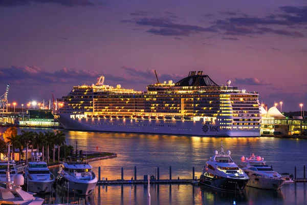 Nava de croazieră de lux MSC Divina în portul Miami la apusul soarelui — Fotografie, imagine de stoc