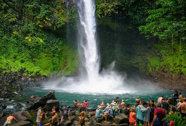 Turisták és helyiek látogatása a La Fortuna vízesés Costa Rica — Stock Fotó