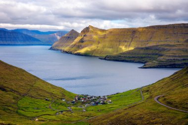 Faroe Adaları 'ndaki Funningur köyünün çevresindeki dağların manzarası.