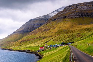 Faroe Adaları 'ndaki Kalsoy adasında Husar köyü.
