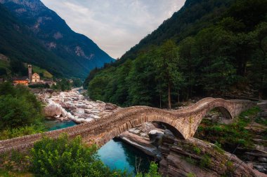 İsviçre 'nin Lavertezzo kasabasında Ponte dei Salti adında tarihi bir köprü.