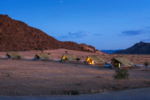 Βραδιά σε μικρά σαλέ της ερήμου καταθέσει κοντά Sossusvlei στη Ναμίμπια — Φωτογραφία Αρχείου