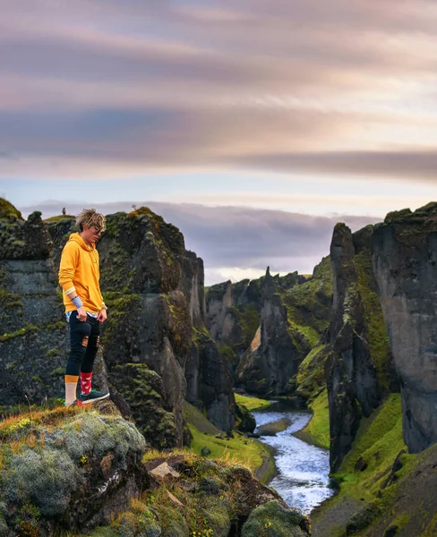 Jeune randonneur debout au bord du canyon de Fjadrargljufur en Islande — Photo