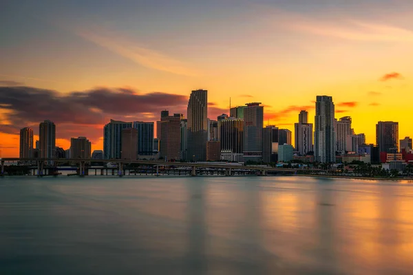 Sonnenuntergang über Downtown Miami Skyline und Biscayne Bay — Stockfoto