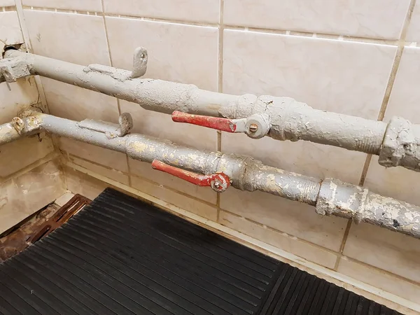 Rusty pipe in the shower room. Garbage can clog the pipe in the bathroom. — Stock Photo, Image