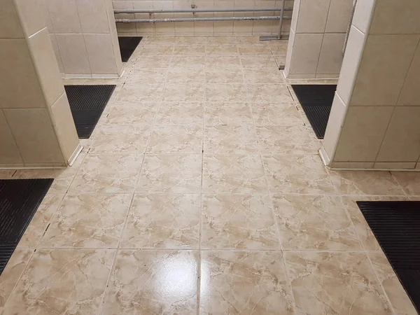 Boden in der öffentlichen Dusche, altes Interieur in der Turnhalle. — Stockfoto