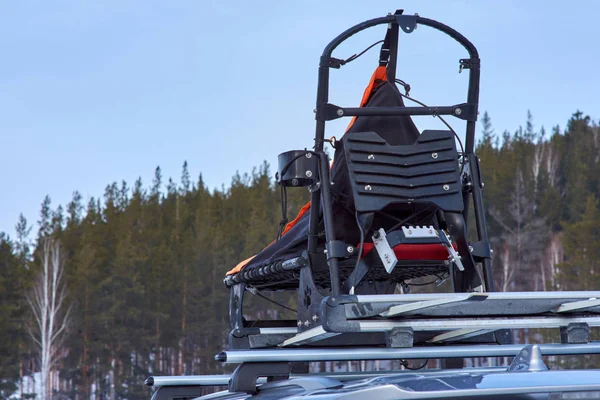 Sledges for sled dog racing are on the roof of the car. Chelyabinsk, Russia, January 25, 2020 — 스톡 사진