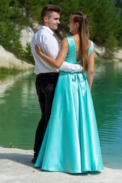 Hermoso Retrato Una Pareja Sobre Fondo Agua Verde Ropa Elegante —  Fotos de Stock