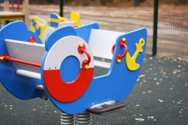 Çocuk parkında modern parlak renkli salıncakların bir parçası. Çocukların açık hava aktiviteleri için ideal bir yer..