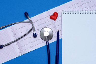 Sağlıklı elektrokardiyogram sonuçları yakın çekim. Nefes alma ve kalp atışlarını incelemek için bir araç. Mavi doktorun steteskobu. Sağlıklı bir kalbi sürdürme kavramı.