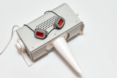 Beyaz arka planda ultraviyole lamba kuvarsı. Odaları ve nesneleri bakteri ve virüslerden koruma ve temizleme kavramı.