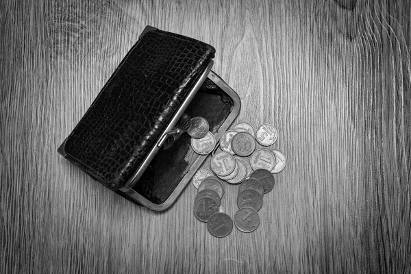 Старый Коричневый Бумажник Темном Фоне Различными Монетами Включая Один Рубль — стоковое фото