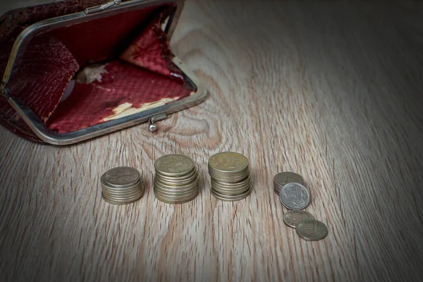 Старый Коричневый Бумажник Темном Фоне Различными Русскими Монетами Переднем Плане — стоковое фото