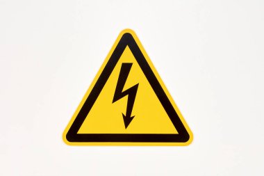 Yüksek voltajlı elektrik tehlikesi var. Sarı üçgen etiketli, mağazanın duvarında bir fermuar var.
