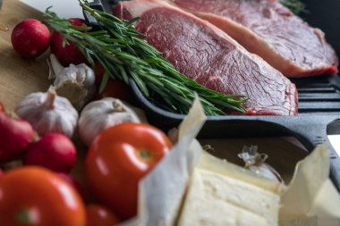 Taze sığır eti. Tavada biftek. Et ve sebze. Mermer biftek. Biberiye ve yağ..