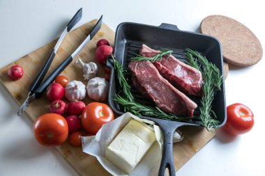 Flütlü tavada kızarmış biftek. Et ve biberiye. Yağ tavada erir..