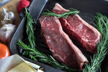 Flütlü tavada kızarmış biftek. Et ve biberiye. Yağ tavada erir..