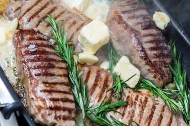 Lezzetli taze biftek. Sulu bir parça et. Kızarmış et. Et ve sebzeler..