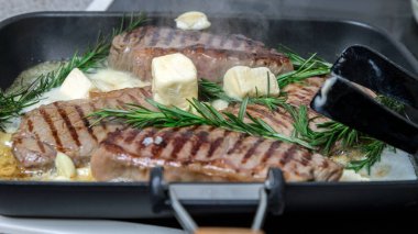 Lezzetli taze biftek. Sulu bir parça et. Kızarmış et. Et ve sebzeler..