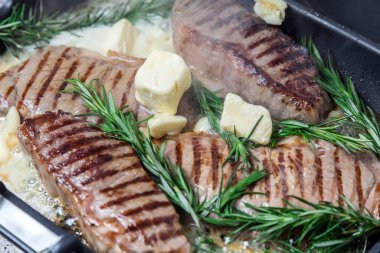 Lezzetli taze biftek. Sulu bir parça et. Kızarmış et. Et ve sebzeler..