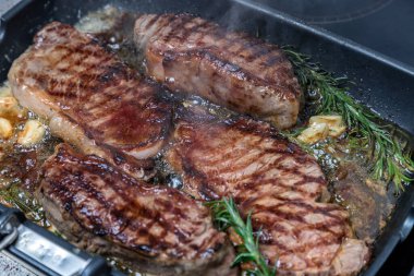 Lezzetli taze biftek. Sulu bir parça et. Kızarmış et. Et ve sebzeler..