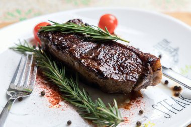 Biberiyeli biftek fileto beyaz tabakta. Sulu bir parça et. Lezzetli yemek..