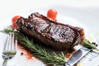 Biberiyeli biftek fileto beyaz tabakta. Sulu bir parça et. Lezzetli yemek..