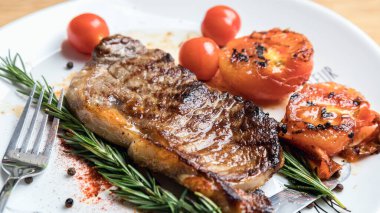 Biberiyeli biftek fileto beyaz tabakta. Sulu bir parça et. Lezzetli yemek..