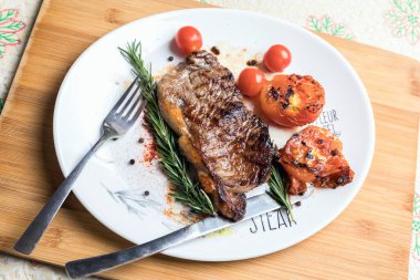 Biberiyeli biftek fileto beyaz tabakta. Sulu bir parça et. Lezzetli yemek..