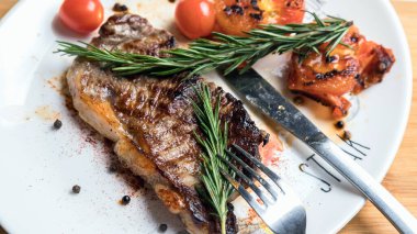 Biberiyeli biftek fileto beyaz tabakta. Sulu bir parça et. Lezzetli yemek..