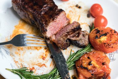 Biberiyeli biftek fileto beyaz tabakta. Sulu bir parça et. Lezzetli yemek..