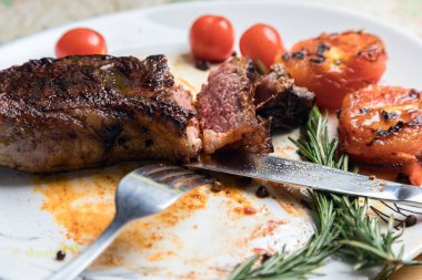 Biberiyeli biftek fileto beyaz tabakta. Sulu bir parça et. Lezzetli yemek..