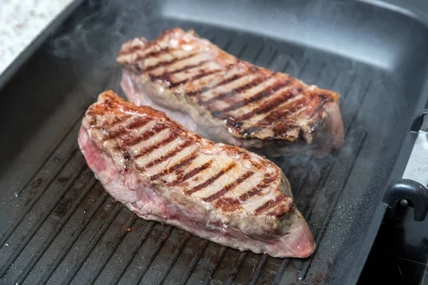 Bucăți Carne Vită Sunt Gătite Într Tigaie Fripturi Bogate Suculente — Fotografie, imagine de stoc