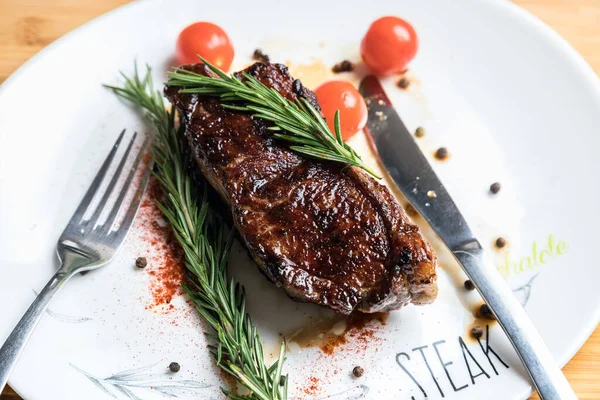 おいしい新鮮なステーキ 肉のジューシーな部分 ロースト肉 肉と野菜 — ストック写真