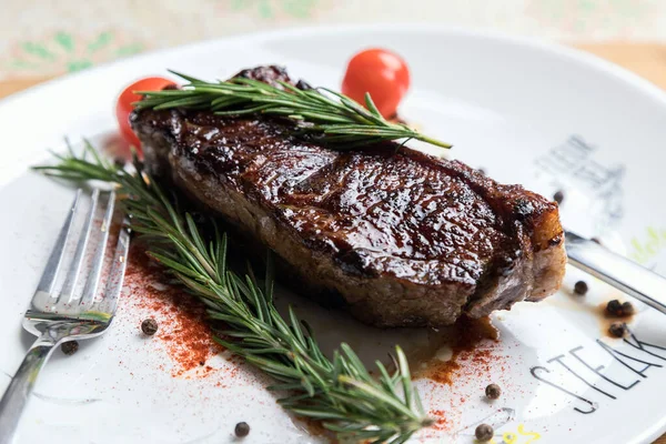 Biberiyeli biftek fileto beyaz tabakta. Sulu bir parça et. Lezzetli yemek..