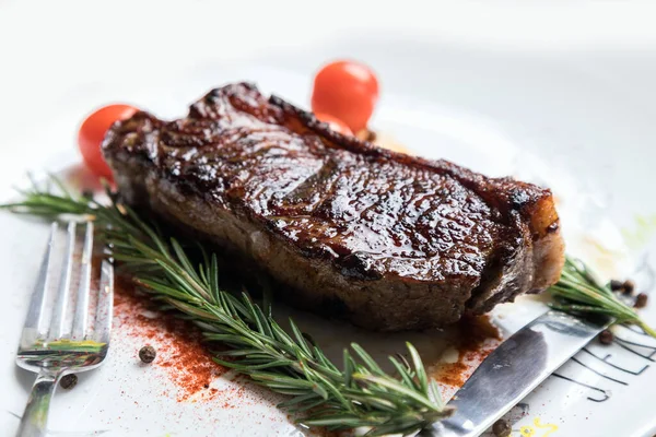 Biberiyeli biftek fileto beyaz tabakta. Sulu bir parça et. Lezzetli yemek..