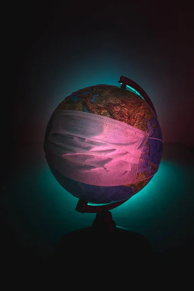 Globus Des Planeten Erde Coronavirus Pandemie Ein Planet Medizinischer Maske — Stockfoto