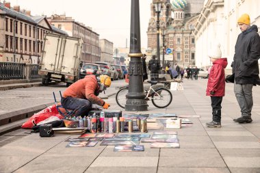 Saint Petersburg, Griboyedov Kanalı, Rusya. Temmuz 2020. Sokak sanatçısı soyut resimler çizer.