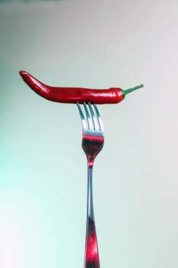 Çatallı kırmızı biber. Keskin çatal ve acı biber..