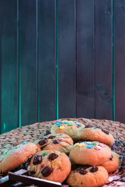 Biscoitos Com Chocolate Suporte Tecido Contexto Conselhos Escuros Tábuas Turquesa — Fotografia de Stock