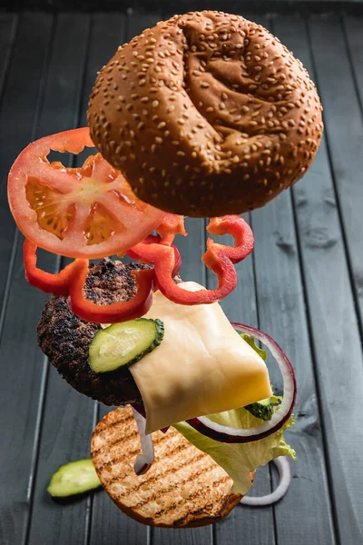 Die Zutaten Eines Saftigen Burgers Schweben Der Luft Vor Dem — Stockfoto