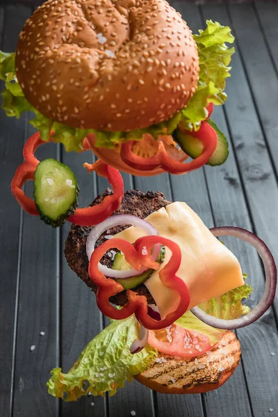 Ein Köstlicher Hausgemachter Burger Die Zutaten Eines Saftigen Burgers Schweben — Stockfoto