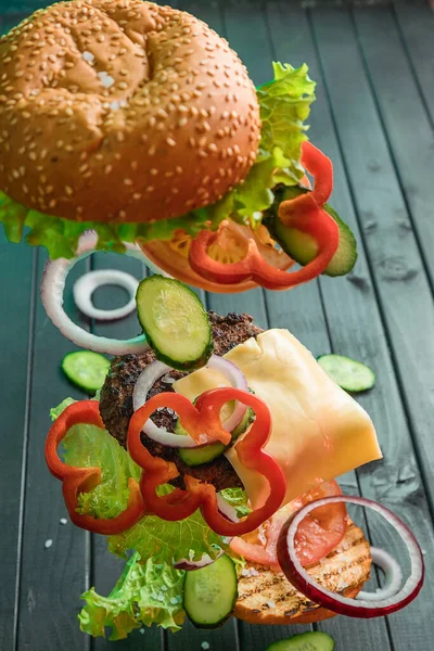 Die Zutaten Eines Saftigen Burgers Schweben Der Luft Vor Dem — Stockfoto