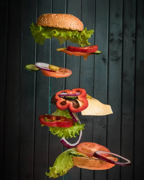 Ένα Νόστιμο Σπιτικό Μπέργκερ Συστατικά Του Ένα Ζουμερό Burger Αιωρείται — Φωτογραφία Αρχείου