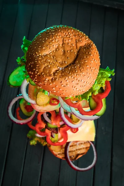 Συστατικά Ενός Ζουμερά Burger Επιπλέουν Στον Αέρα Ένα Φόντο Από — Φωτογραφία Αρχείου