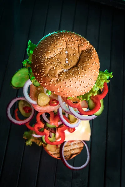 Karanlık Bir Arka Planda Yapımı Burger Için Uçan Malzemeler Siyah — Stok fotoğraf