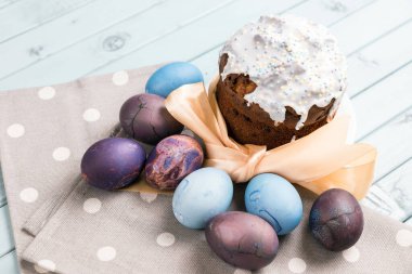 Paskalya bayramı için şenlikli pasta. Lezzetli tatlı pasta. Açık mavi tahtalardan yapılmış bir masada bir pasta. Paskalya temalı hayat.